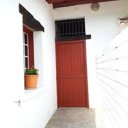 Appartement D'Une Chambre A Saint Pee Sur Nivelle Avec Magnifique Vue Sur La Montagne Jardin Clos Et Wifi Apartment *